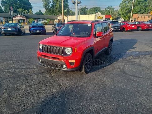 Used 2023 Jeep Renegade Latitude AWD/4WD image 2