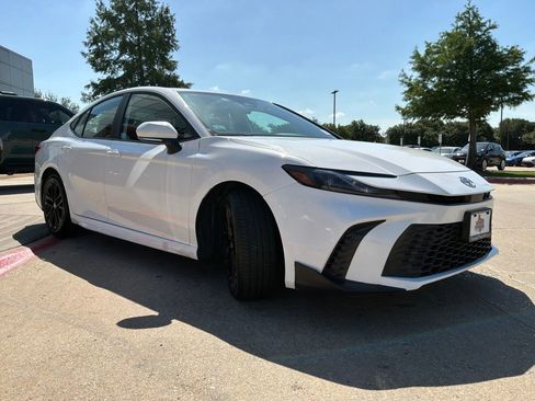 Used 2025 Toyota Camry SE FWD image 4