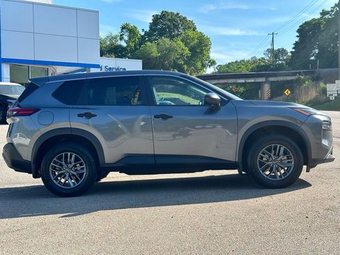 Used 2023 Nissan Rogue S image 2