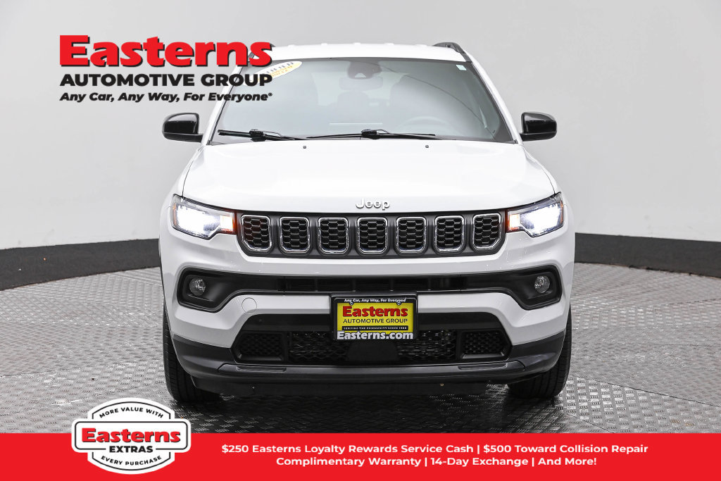 Used 2024 Jeep Compass Latitude AWD/4WD image 3