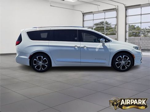 New 2024 Chrysler Pacifica Pinnacle image 3