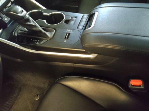 Used 2021 Toyota Highlander XLE image 26