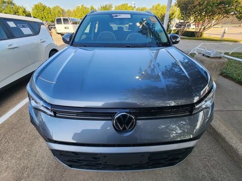 Used 2025 Volkswagen Taos SE FWD image 2