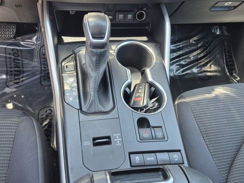 Used 2021 Toyota Highlander LE FWD image 28