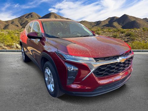 Used 2024 Chevrolet Trax LS w/ LS Convenience Package FWD image 3