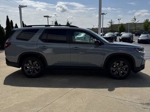 New 2025 Honda Pilot Sport image 2