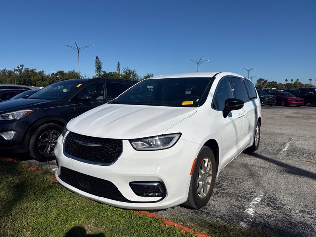 Used 2025 Chrysler Pacifica Select FWD image 3