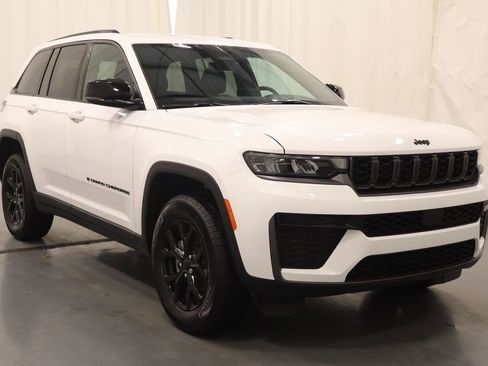 New 2026 Jeep Grand Cherokee Altitude AWD/4WD image 2