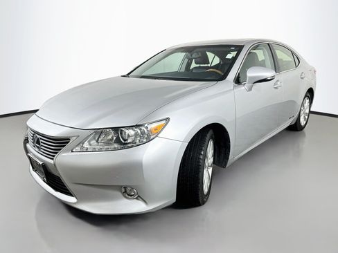 Used 2014 Lexus ES 300h w/ Luxury Package w/Bamboo Trim FWD image 3