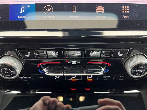 Used 2024 Jeep Grand Cherokee Overland w/ Luxury Tech Group IV image 25