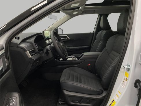 New 2025 Mitsubishi Outlander SE image 31