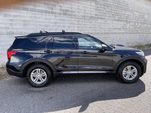 Used 2023 Ford Explorer XLT w/ Equipment Group 202A AWD/4WD image 3