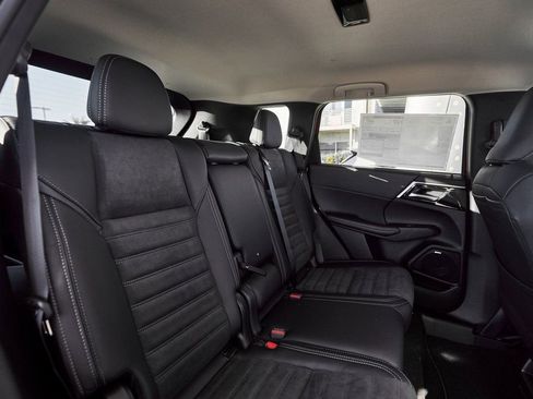 Used 2025 Mitsubishi Outlander SE image 28