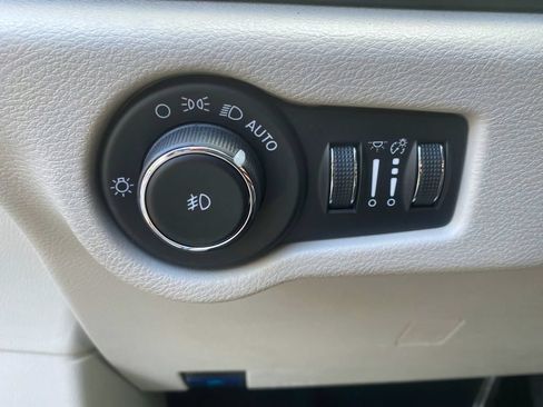 Used 2023 Chrysler Pacifica Touring-L FWD image 16