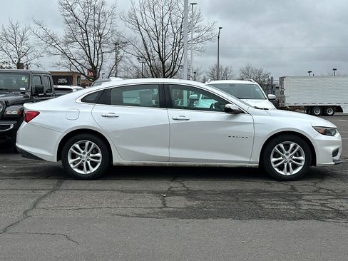 Used 2017 Chevrolet Malibu LT image 3