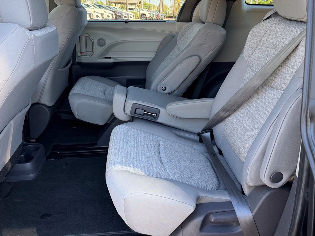 Used 2021 Toyota Sienna LE w/ LE Plus Package FWD image 21
