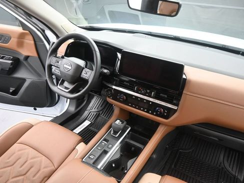 Used 2026 Nissan Pathfinder Platinum FWD image 23