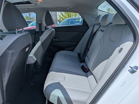 Used 2025 Hyundai Elantra Limited image 4