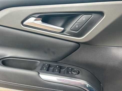 Used 2025 Chevrolet Traverse LT image 19