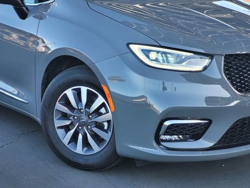 Used 2023 Chrysler Pacifica Limited image 3
