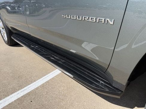 Used 2023 Chevrolet Suburban Premier image 10
