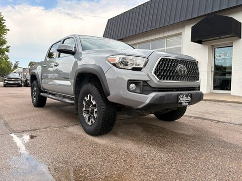 Used 2018 Toyota Tacoma TRD Off-Road w/ Technology Package AWD/4WD image 2