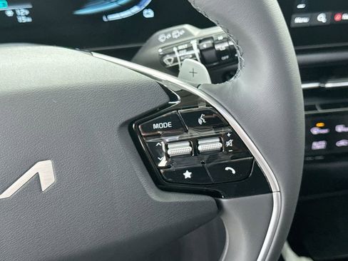 Used 2025 Kia Niro EX Touring image 18
