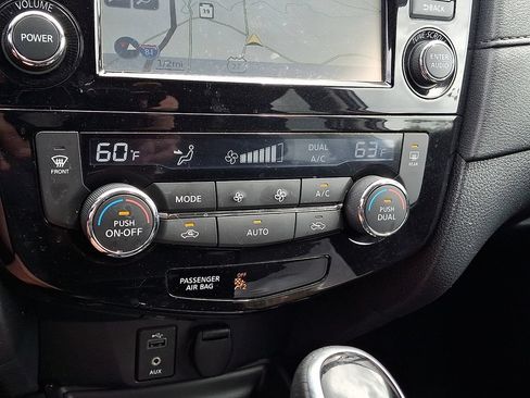 Used 2017 Nissan Rogue SV w/ SV Premium Package AWD/4WD image 17