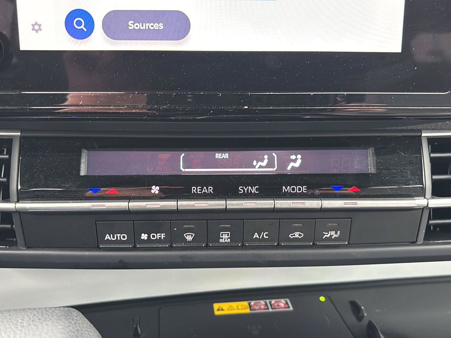 Used 2025 Toyota Sienna LE FWD image 33