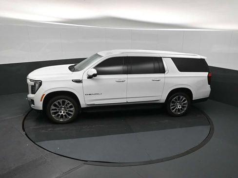 Used 2025 GMC Yukon XL Denali AWD/4WD image 42