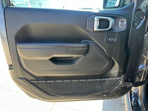 Used 2023 Jeep Gladiator Rubicon w/ Cold Weather Group image 10