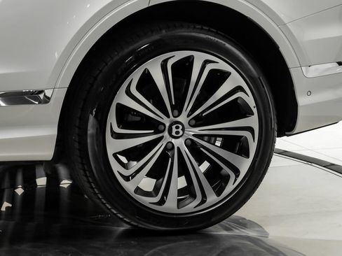 Used 2024 Bentley Bentayga AWD/4WD image 68