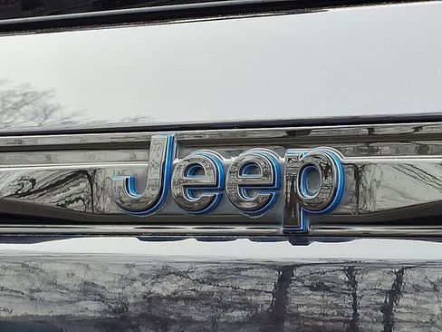 Used 2022 Jeep Grand Cherokee Trailhawk w/ Luxury Tech Group III image 32