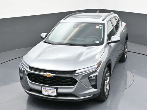 Used 2025 Chevrolet Trax LT w/ Sunroof Package image 44