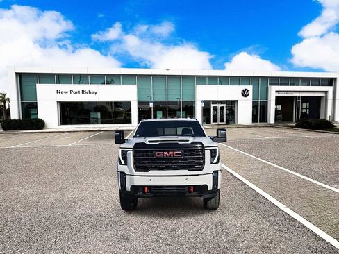 Used 2024 GMC Sierra 2500 AT4 w/ AT4 Premium Plus Package image 3