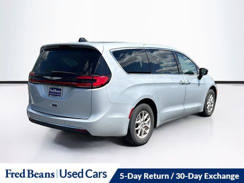 Used 2024 Chrysler Pacifica Touring-L FWD image 10
