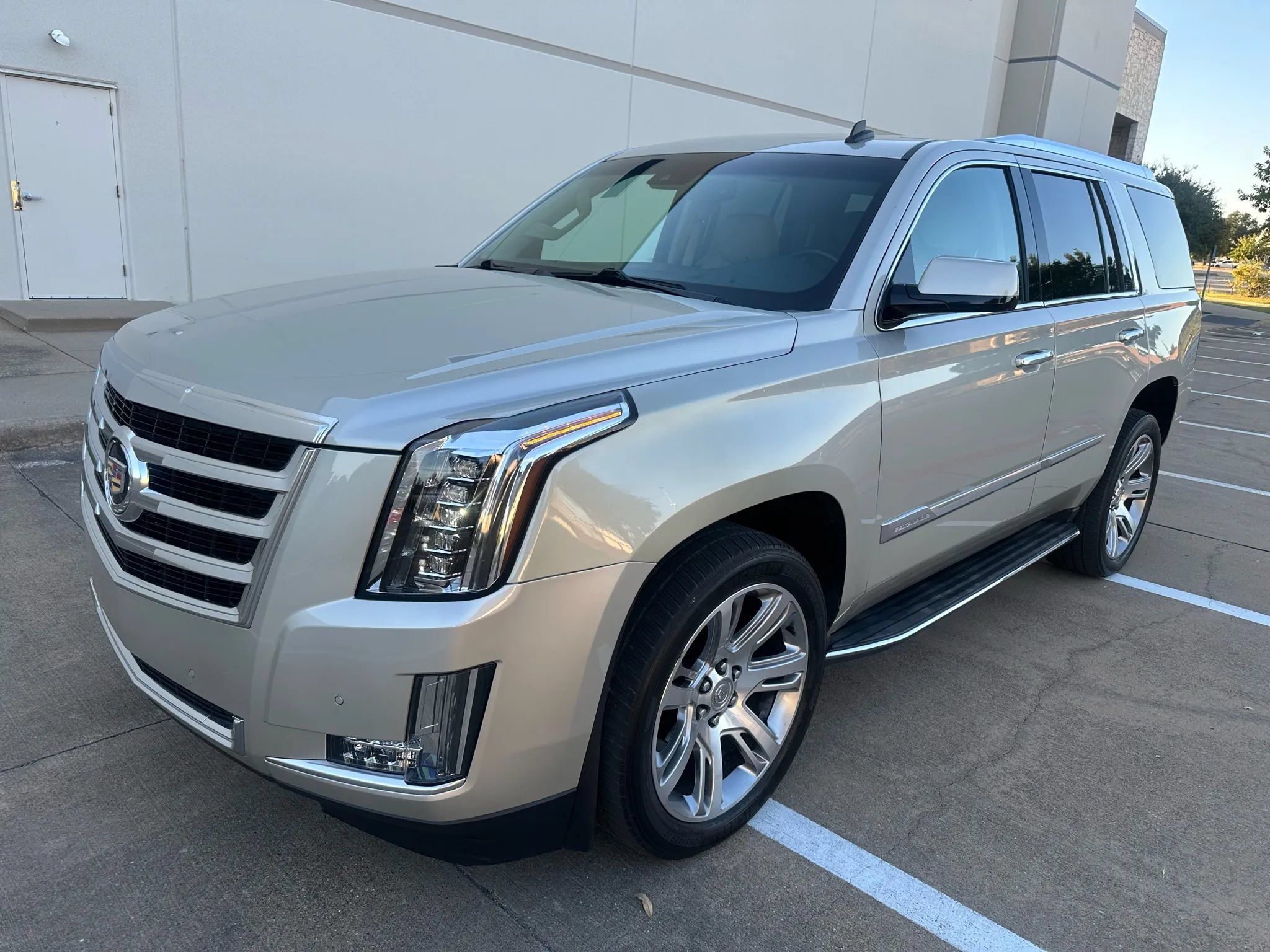 Used 2015 Cadillac Escalade Luxury AWD/4WD image 2