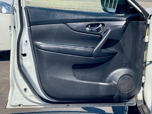 Used 2017 Nissan Rogue SV image 10