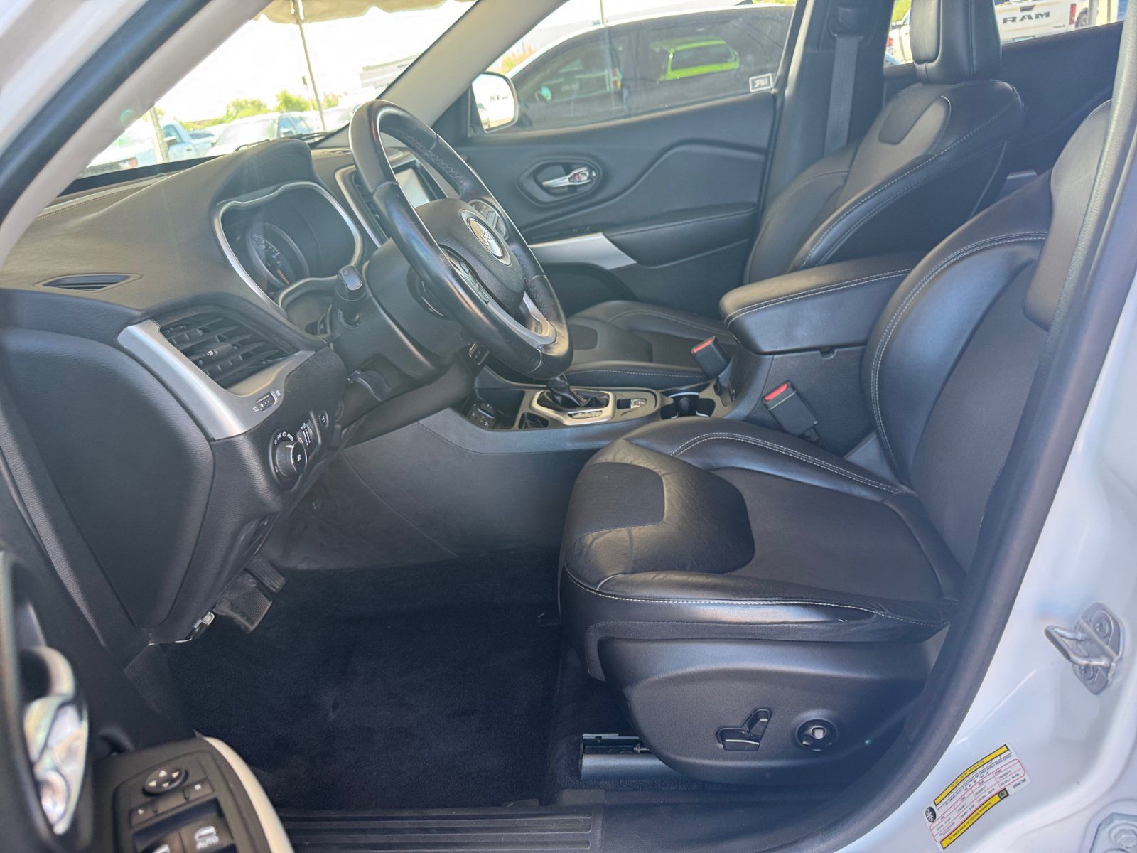 Used 2018 Jeep Cherokee Latitude Plus w/ Comfort/Convenience Group FWD image 9