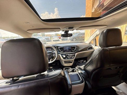 Used 2020 Chrysler Pacifica Limited FWD image 11