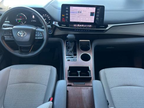 Used 2024 Toyota Sienna LE AWD/4WD image 13