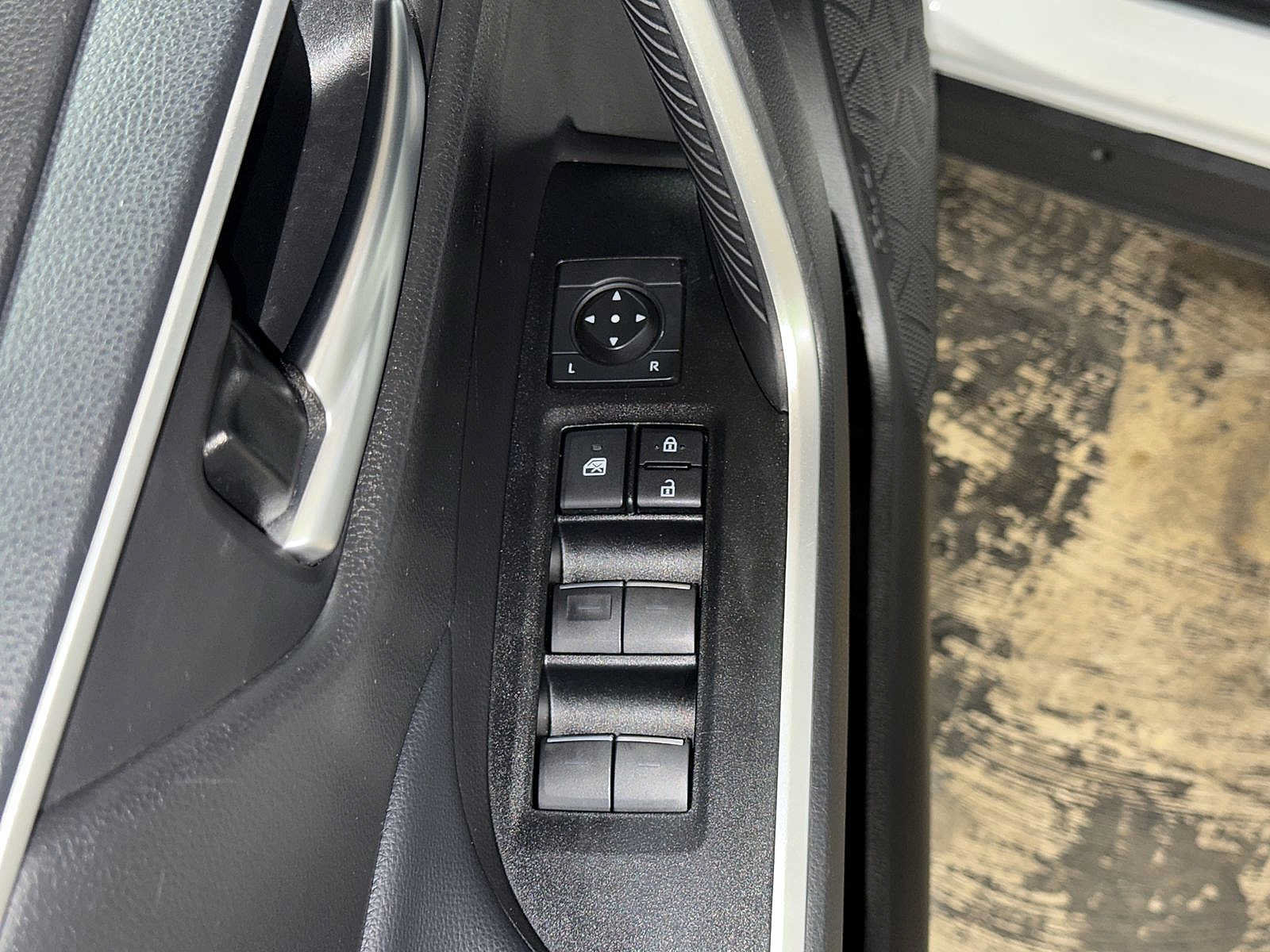 Used 2025 Toyota RAV4 XLE AWD/4WD image 22