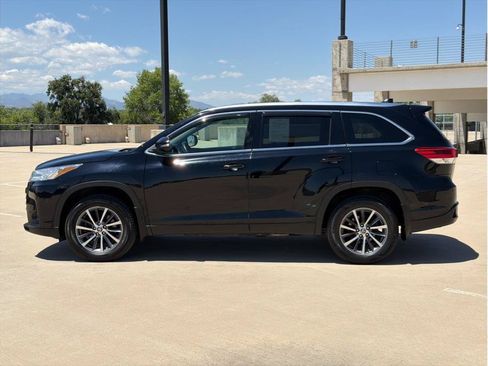 Used 2019 Toyota Highlander XLE AWD/4WD image 4
