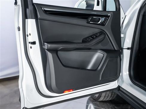 Certified 2025 Porsche Macan image 22