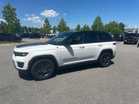 New 2024 Jeep Grand Cherokee Trailhawk w/ Advanced Protech Group II AWD/4WD image 17