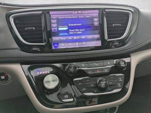Used 2018 Chrysler Pacifica Limited FWD image 12