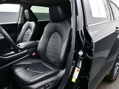 Used 2024 Toyota Highlander XLE AWD/4WD image 12