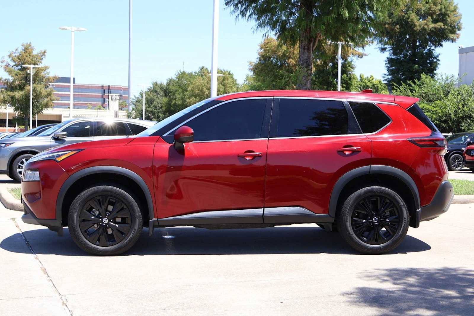 Used 2021 Nissan Rogue SV FWD image 3