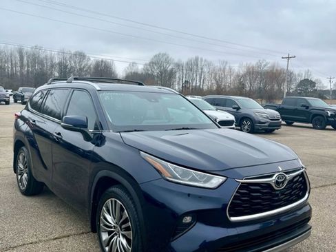 Used 2021 Toyota Highlander Platinum image 3