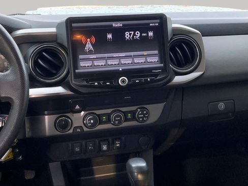 Used 2019 Toyota Tacoma SR5 AWD/4WD image 7